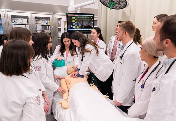 Physician Assistant Program 学生 practicing in the Simulation Lab.